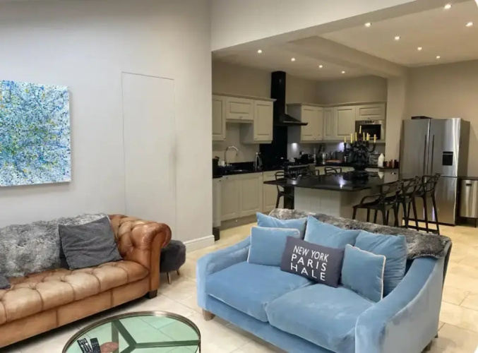 Luxury Central Hale Living