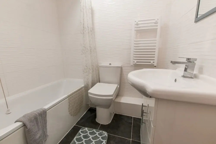 3 Bed Flat in Pedestrianized High Street
