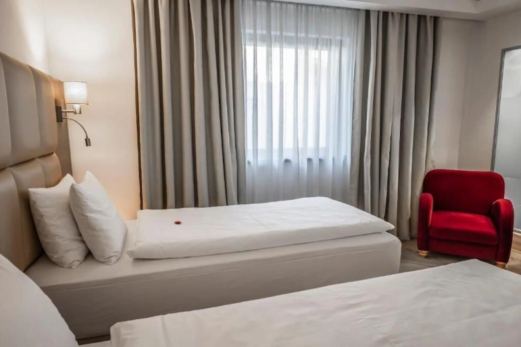 Standard Twin room with courtyard view