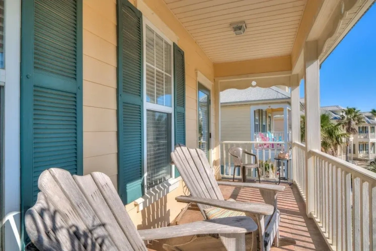 3 Bedrooms Cottage with balcony and beachfront