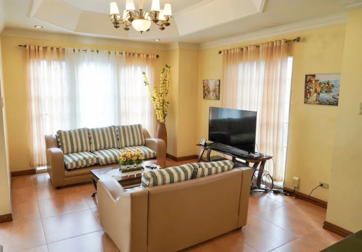 5 Bedrooms Cottage