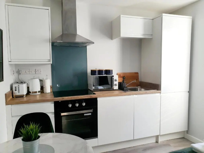 Modern Town Centre Studio Close to Beach