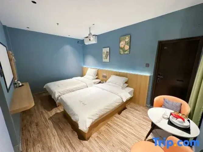Standard Twin room with balcony and with courtyard view