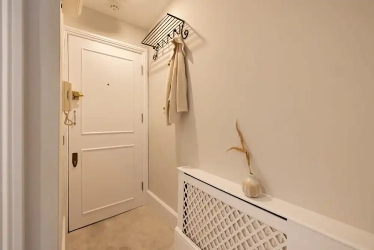 Chic Sunlit Earls Court Flat