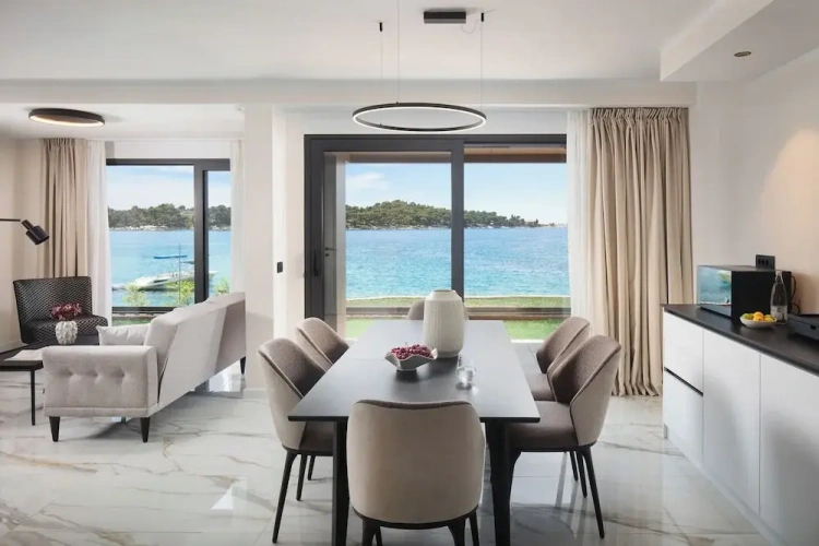3 Bedrooms Executive Apartment with sea view