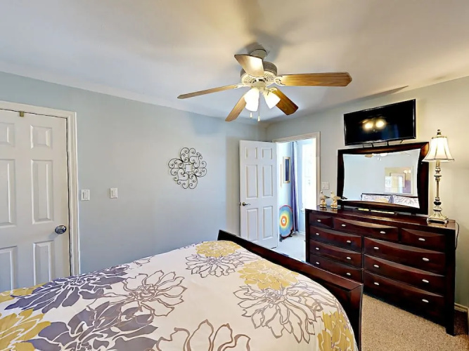 108 E Whiting St House - 2 Br apts by RedAwning