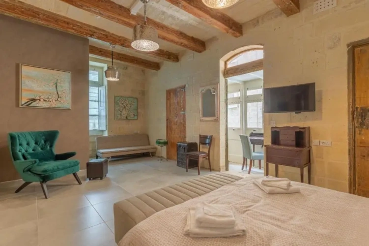 Standard Triple room with street view