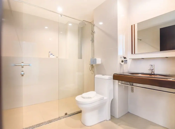 Business room with balcony and with pool view