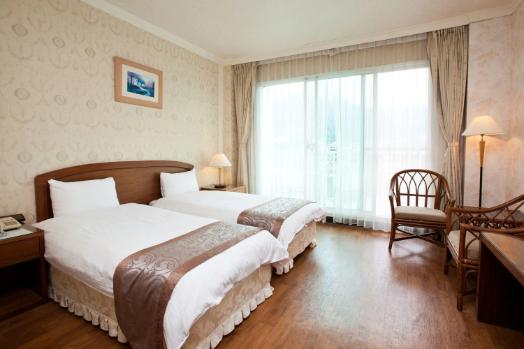 Lakeside Resort Hotel