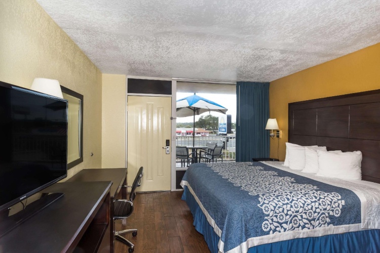 Double room with pool view