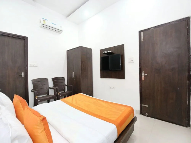 OYO 11421 Regal Residency