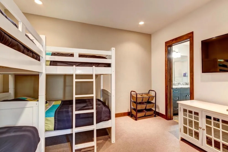 Stunning Home Main st. Walk Everywhere! Sleeps 12!