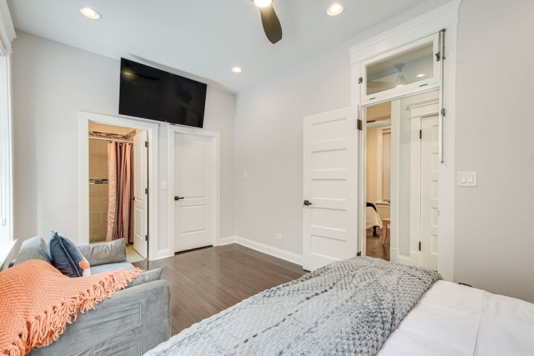 Spacious Condo w/ Deck ~ 3 Mi to Downtown Chicago!