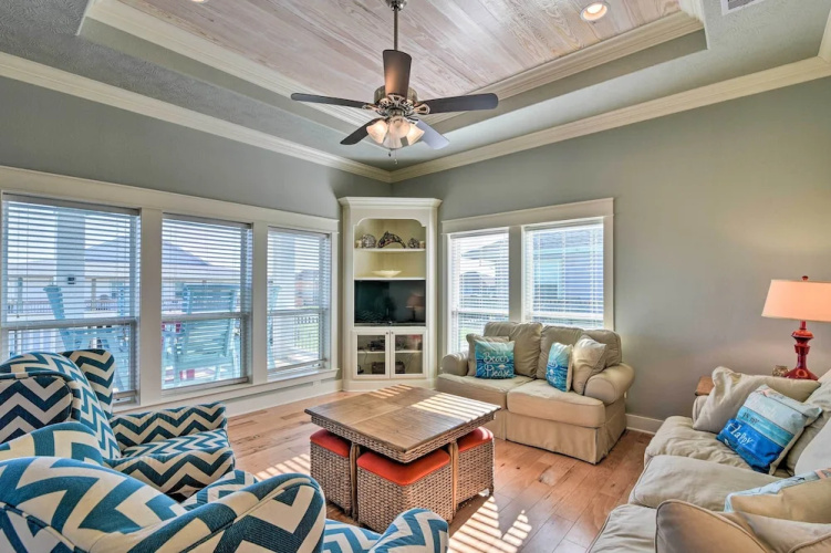Deck & Fire Pit: Gulf Coast Gem in Crystal Beach!