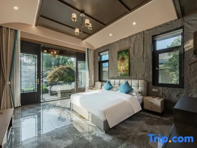 2 Bedrooms Family Suite with balcony and with mountain view