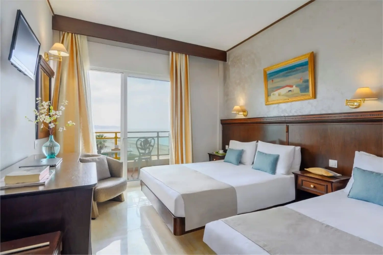Standard Twin room with side sea view