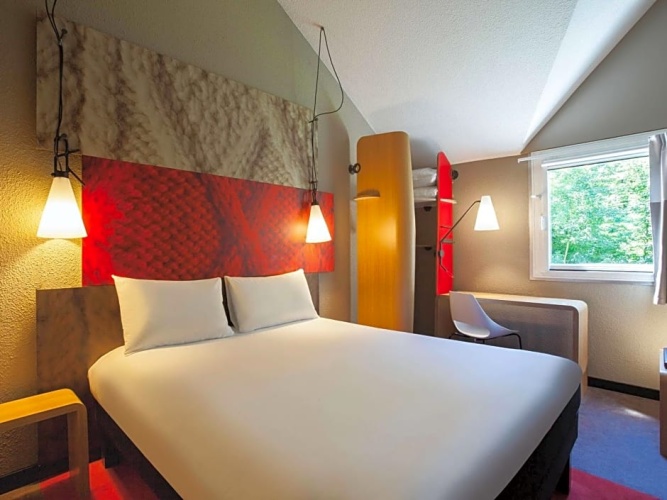 Standard Double room with street view