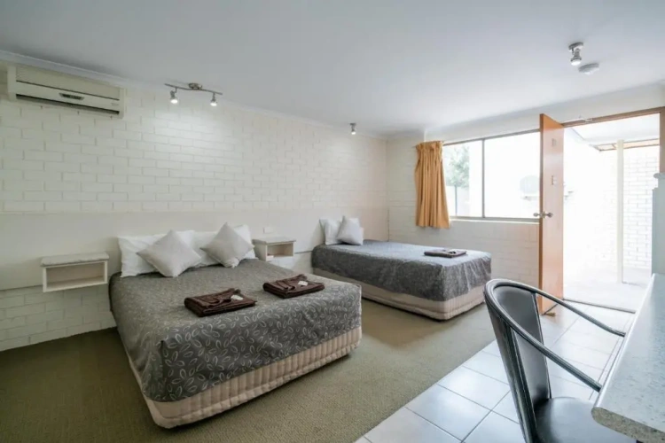 Standard Triple room