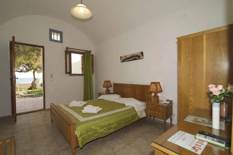 Akrotiri Hotel