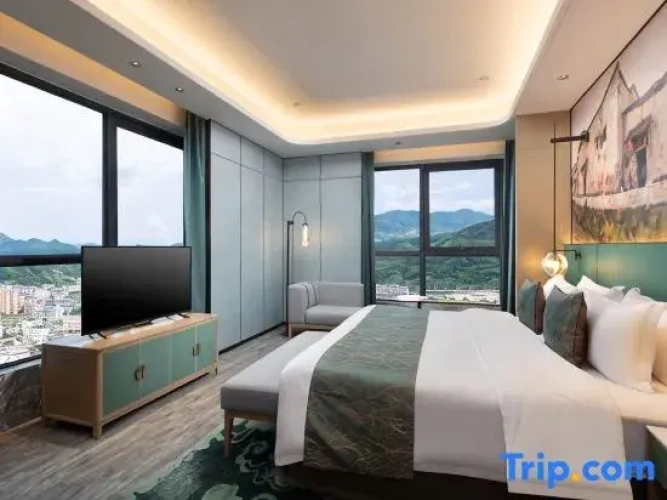 Deluxe Suite with lake view