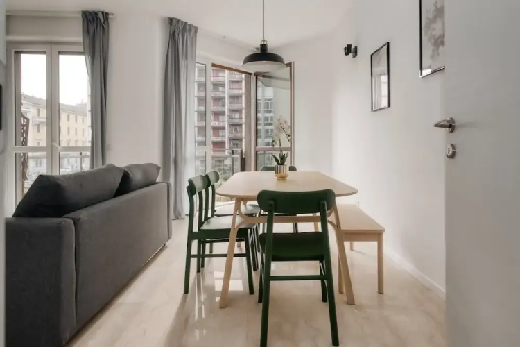 Beautiful apt with 2 balconies