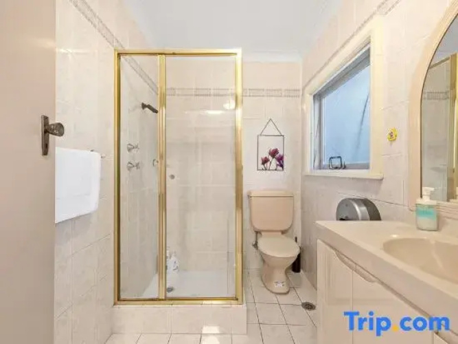 Tranquil & Comfortable Rooms – Easy Walk to Train & Park