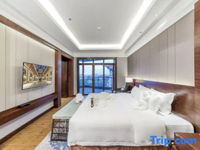 Superior Double Suite with courtyard view