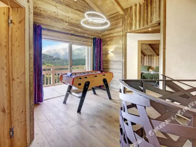 Chalet Caramel - OVO Network