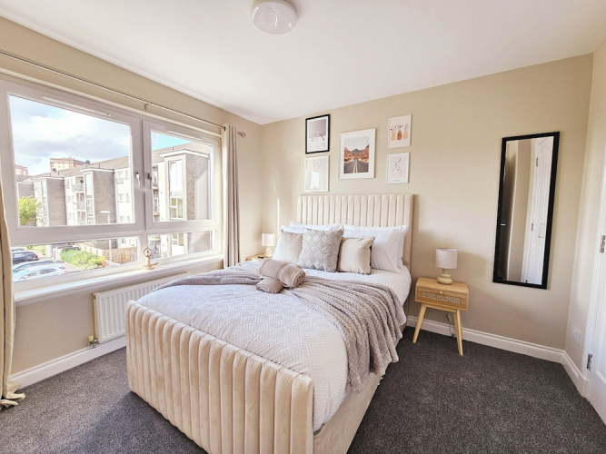 Modern 5 Bed Townhouse with Free Parking