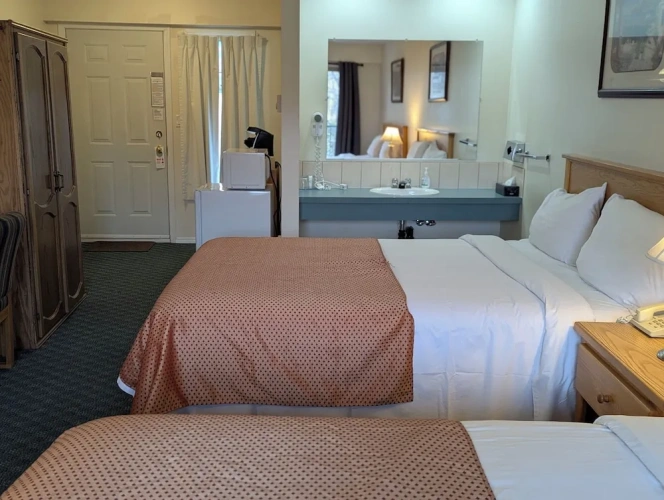 Standard Twin room with courtyard view