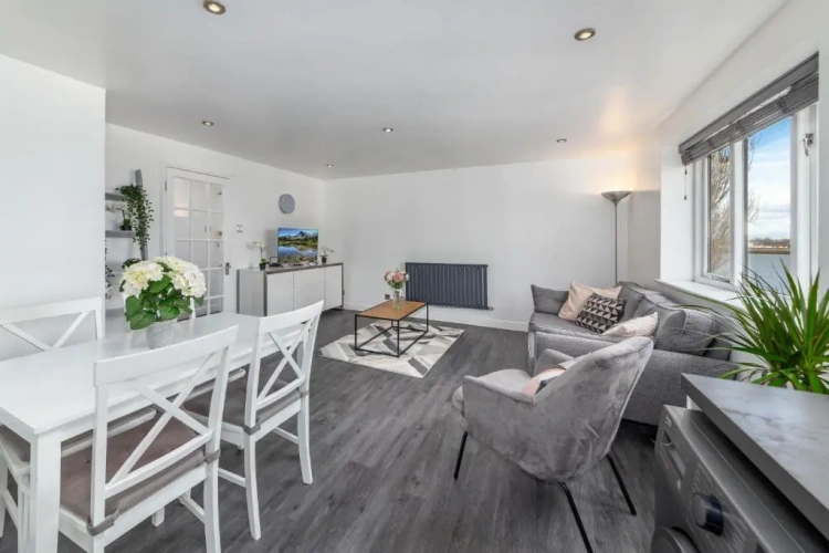 2 Bedrooms Apartment