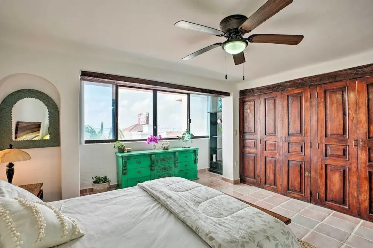 Updated Oceanside Townhome w/ Pool: Walk to Beach!