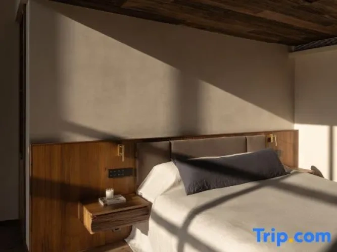2 Bedrooms Suite with mountain view