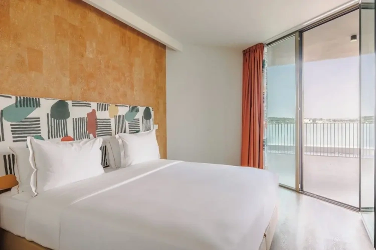 1 Bedroom Superior Apartment with balcony and with bay view