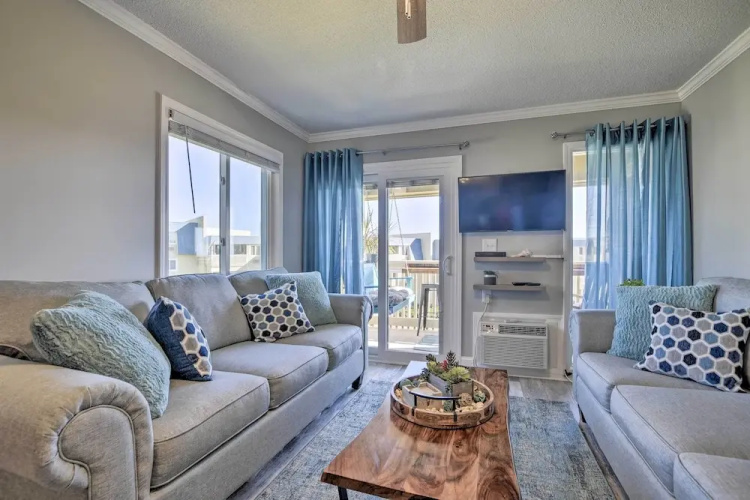 Beachfront Condo w/ Balcony: Walk to Apache Pier
