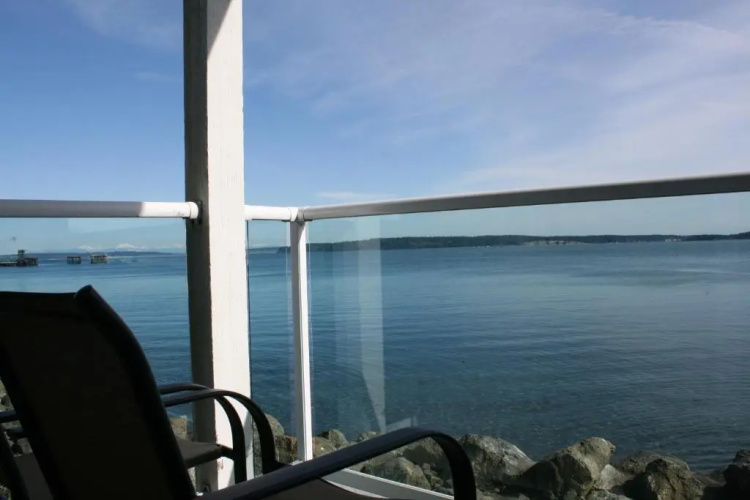 Tides Inn & Suites