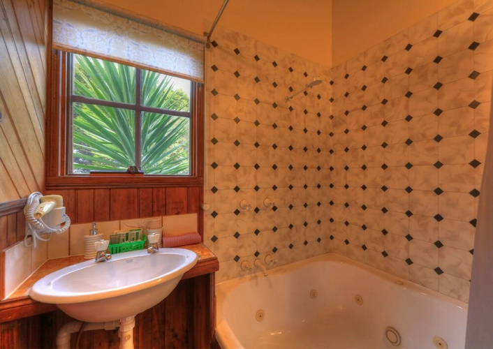 Stanley Lakeside Spa Cabins