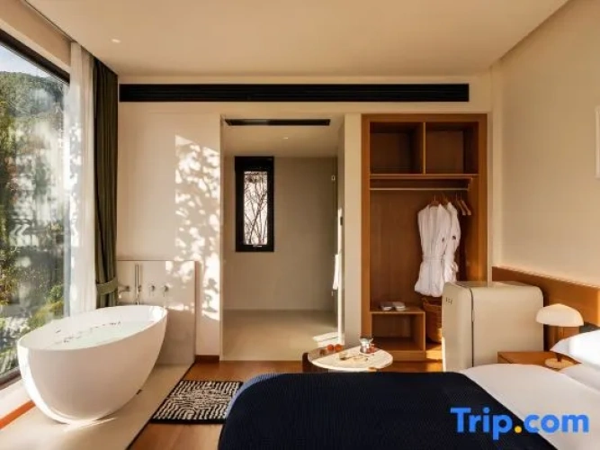 5 Bedrooms Villa