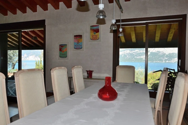 5 Bedrooms Villa