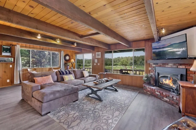 Standard room with balcony and with mountain view