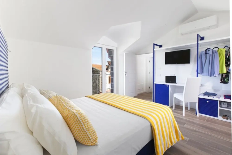 Deluxe room with balcony and with sea view