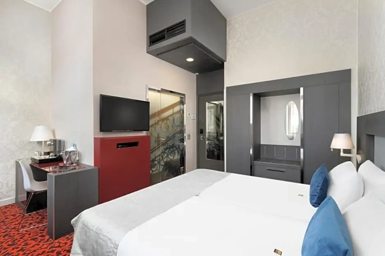 Deluxe Double room with Square View