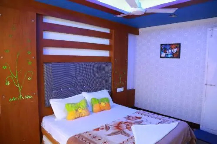 Sreekrishna Houseboat