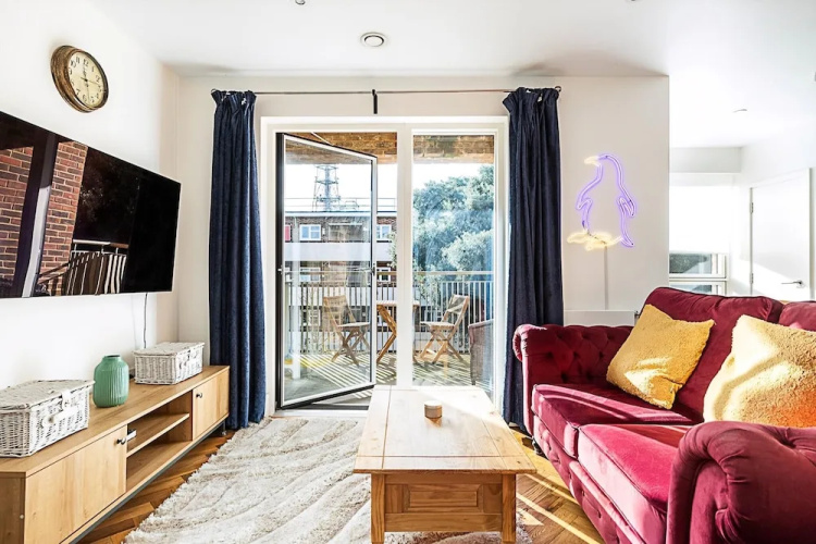 Chic Crystal Palace Flat with Balcony & Workspace