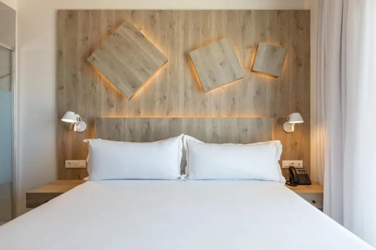 Double room with partial sea view
