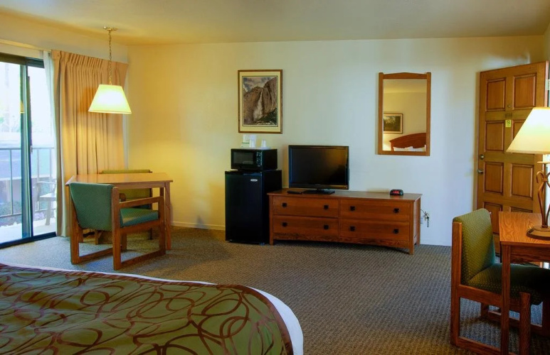 Mariposa Lodge