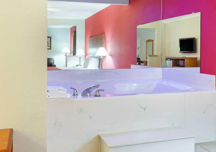 Econo Lodge & Suites