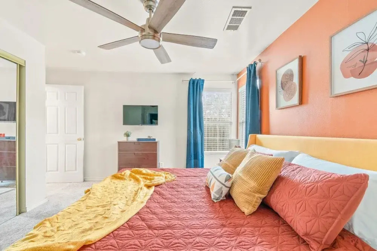 Dallas Retro House King Bed Backyard