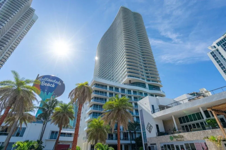 Luxury Penthouse! 4 Bdr With Resort Amenities - Hallandale Beach, FL