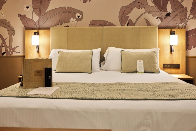 Swim-Up Elite Club Suite beachfront